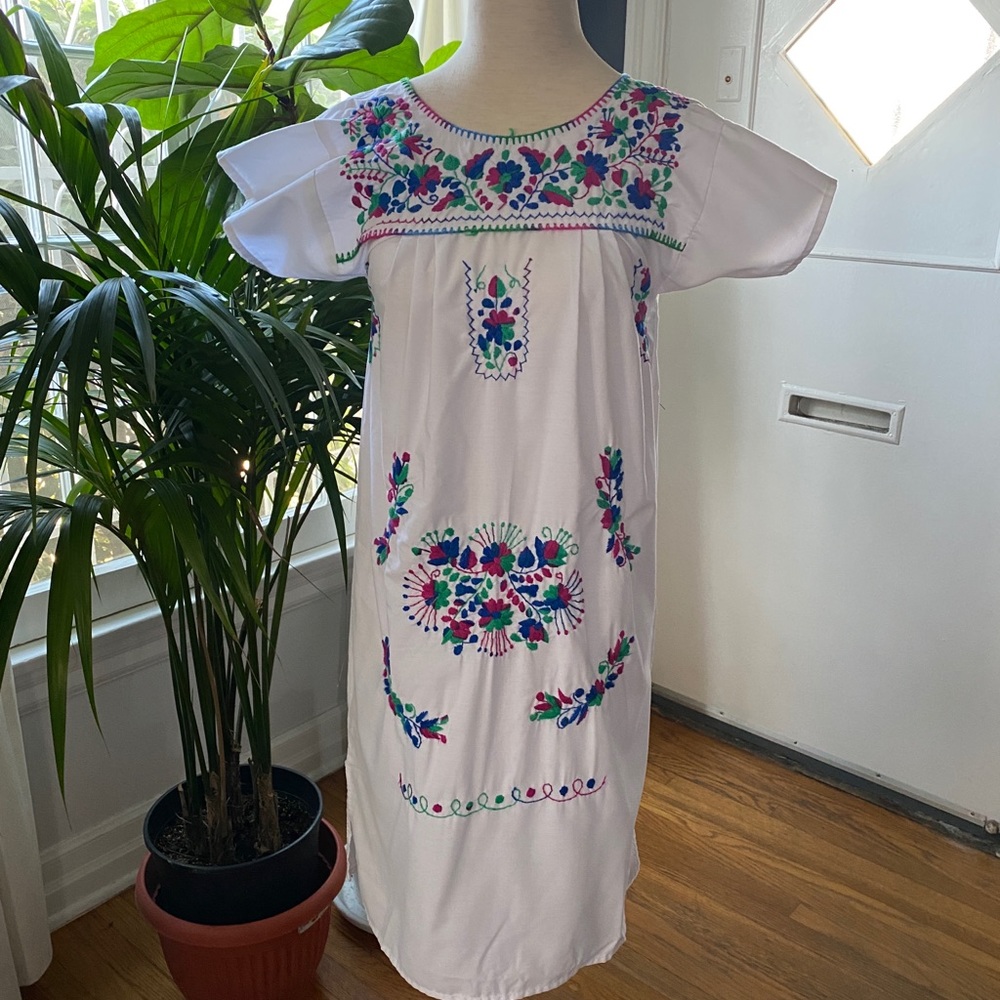 Oaxacan Mexican White Dress Floral Embroidery | Size S